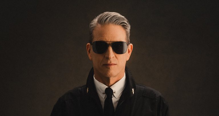 Este Día del Padre 2023, sorprende a papá con unas gafas de sol Randolph o American Optical. Regala estilo, calidad y aprovecha nuestro descuento especial con el código PAPA20. El regalo perfecto para el Día del Padre