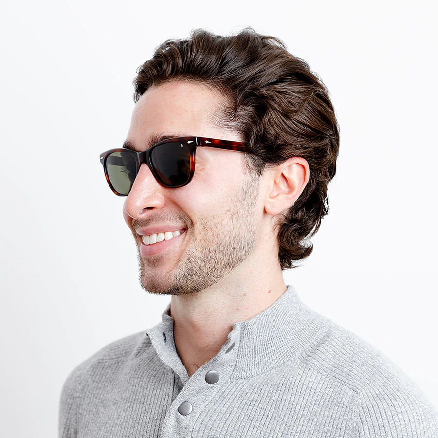 Descubre las exclusivas American Optical Saratoga en PILOTVISUAL, distribuidor oficial en España. Gafas de sol icónicas con diseño atemporal y calidad artesanal.